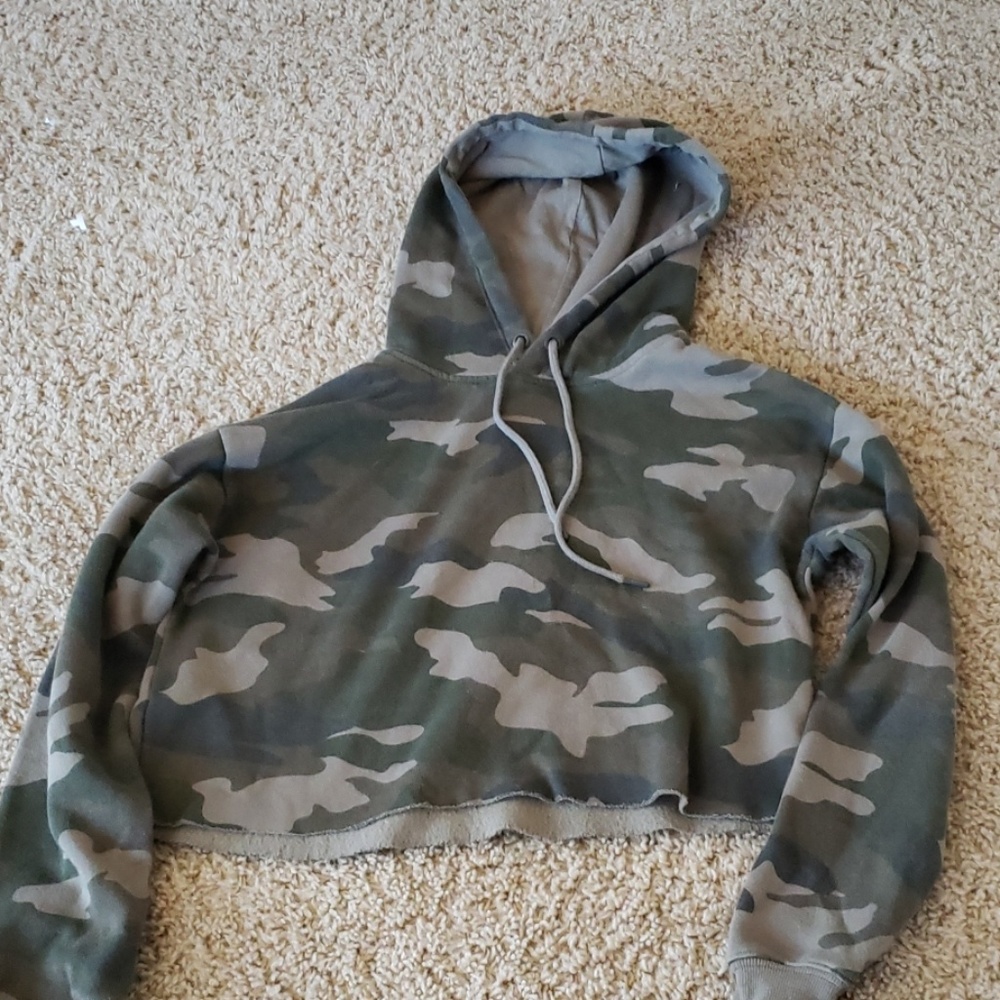 Camo cropped hoodie